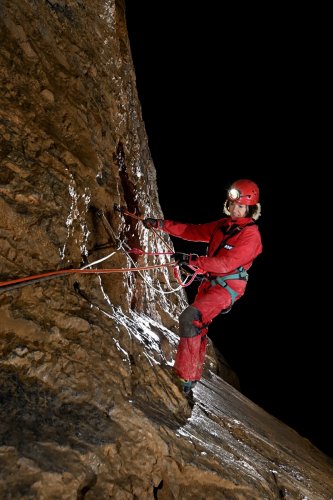 Cueva Canuela (Cantabrie, Espagne) - Spéléo passant une vire sur une main courante (SP-26-1004)
